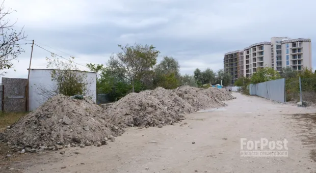 Строительный мусор сбросили прямо у севастопольского пляжа Омега