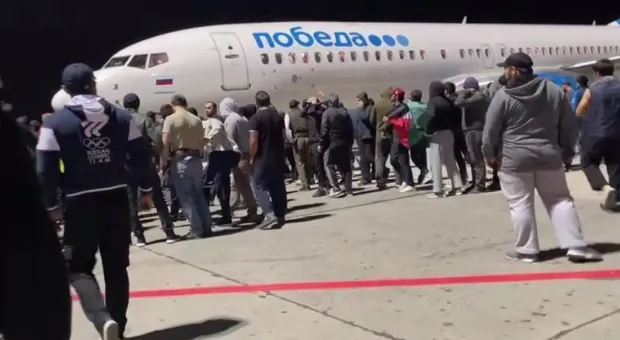 В Махачкале местные атаковали аэропорт из-за самолёта из Израиля