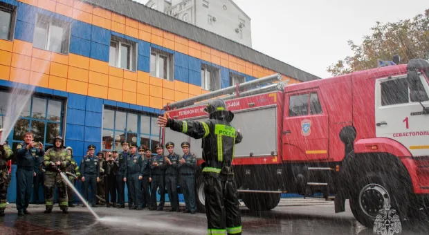 Как в Севастополе провожают на пенсию огнеборцев 