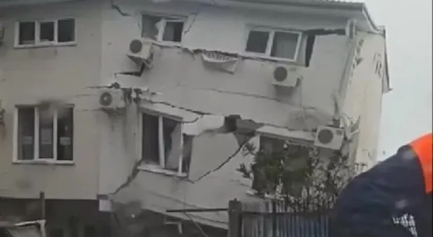 Момент обрушения трёхэтажного дома на первой линии успели снять на камеру