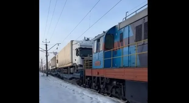 Застрявшие на границе Польши и Украины фуры стали перевозить на поездах
