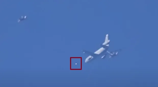 Рядом с самолётом Байдена заметили НЛО