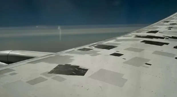 Крыло самолёта, заклеенное изолентой, шокировало пассажиров