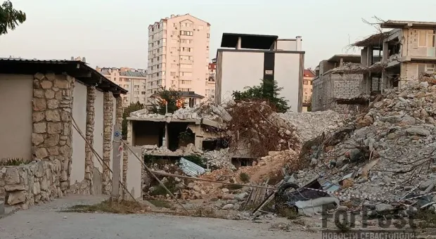 Полуснесенный севастопольский дом по-прежнему ждёт своей участи