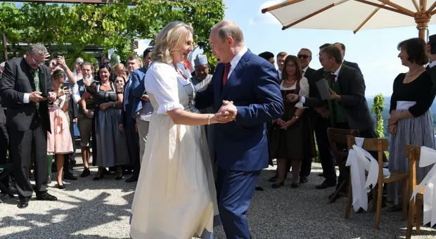 Танцевавшая с Путиным экс-глава МИД Австрии окончательно переехала в Россию