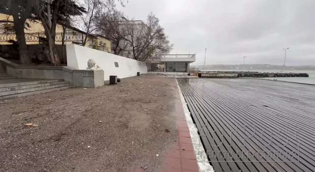 Разбитый штормом настил Графской пристани в Севастополе починили за два часа 
