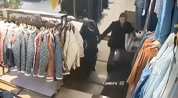 В супермаркете пол «проглотил» человека, ЧП попало на видео