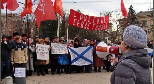 Пикет у консульства Польши в Севастополе: Сусанина привели, бандеровский флаг порвали, но в стратегии разошлись