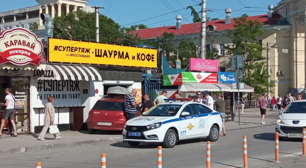 В Севастополе машину забросило в киоск с шаурмой 