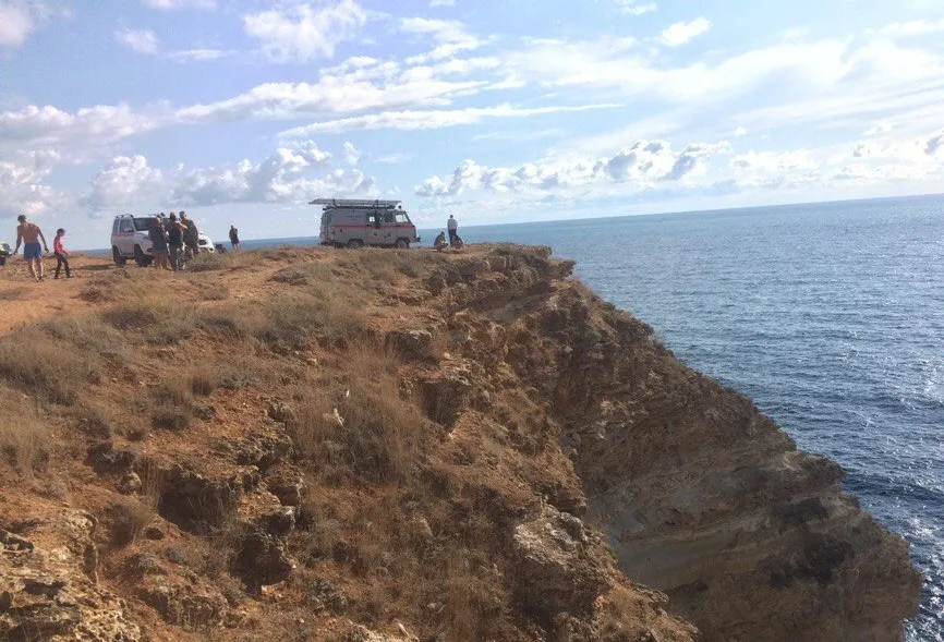 В Севастополе молодой турист слетел на автомобиле со скалы