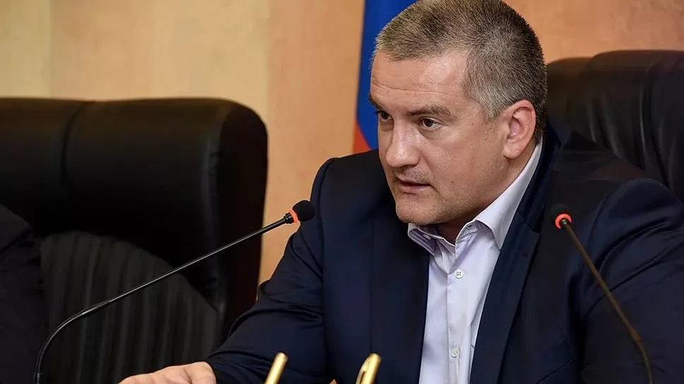 Аксенов призвал забирать транспорт у перевозчиков за водителей-нелегалов