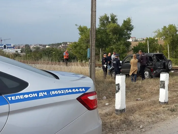 В Севастополе водитель "Хонды" чудом спасся в страшном ДТП 