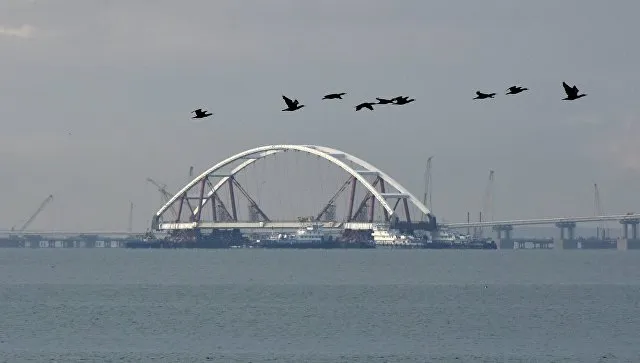 Строители подготовили автодорожную арку Крымского моста к подъему на опоры