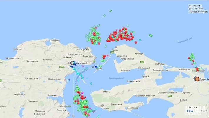 Больше трех сотен судов в Керченском проливе ожидают поднятия арки