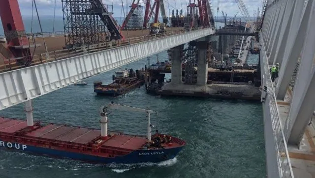 Первое судно прошло под обеими арками моста в Крым