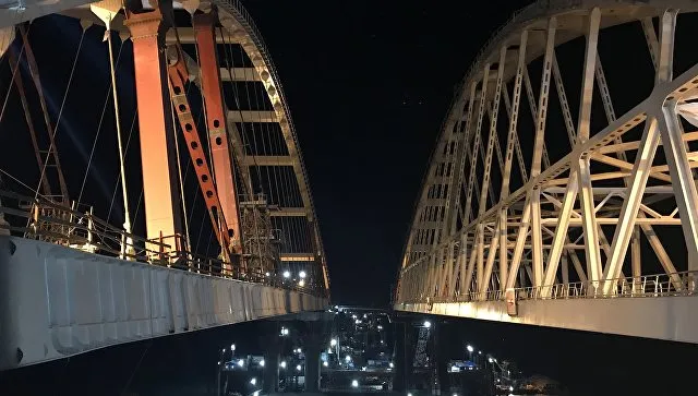 Автодорожную арку Крымского моста подняли на проектную высоту