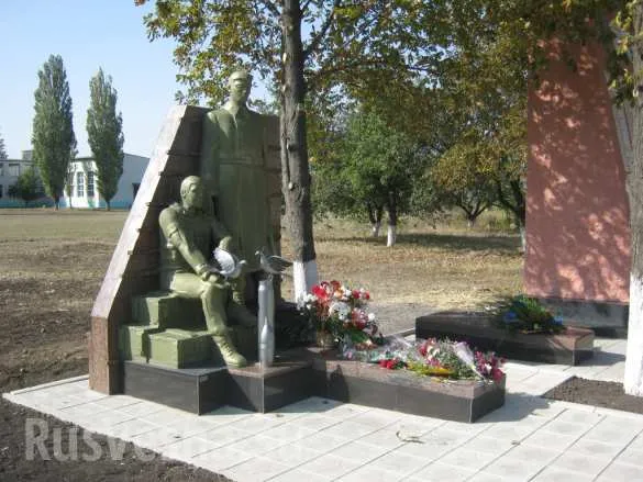 В ДНР открыли памятник ополченцам, погибшим под Иловайском