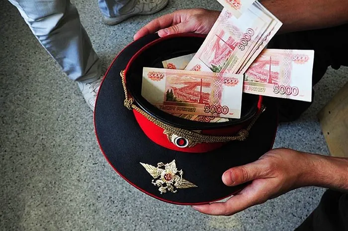 Жадный севастопольский сотрудник ГИБДД остался без 160 тысяч рублей
