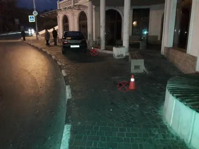 На остановке в Севастополе машина снесла двух человек
