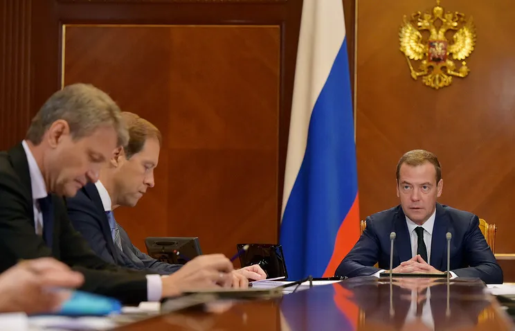 Медведев потребовал срочно составить точный список пострадавших дольщиков