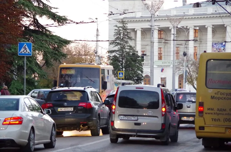 Плотность автомобильного потока в Севастополе выше московского