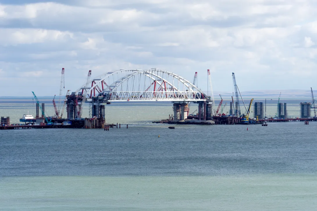 Беспилотники США заметили у строящегося Крымского моста