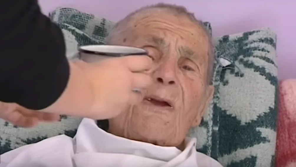 «Сильно сдала и часто плачет»: бабушка из Балаклавы не хочет жить