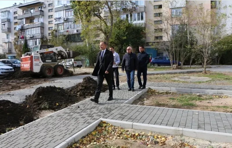 До конца года в Севастополе хотят завершить благоустройство 365 дворов