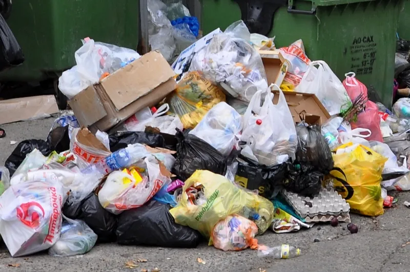 Севастопольские коммунальщики не справляются с уборкой мусора