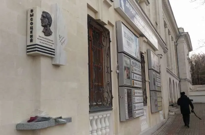 Памятная доска Высоцкому украсит фасад Матросского клуба в день рождения поэта