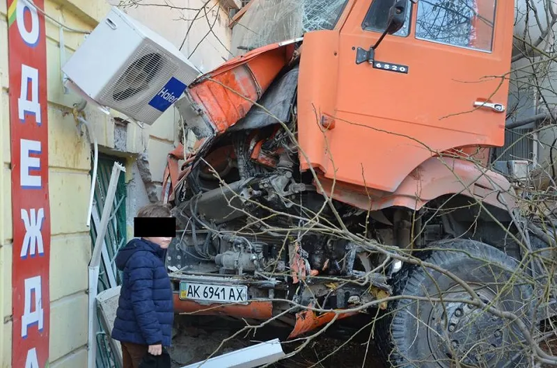 В Севастополе бетономешалка без водителя врезалась в жилой дом