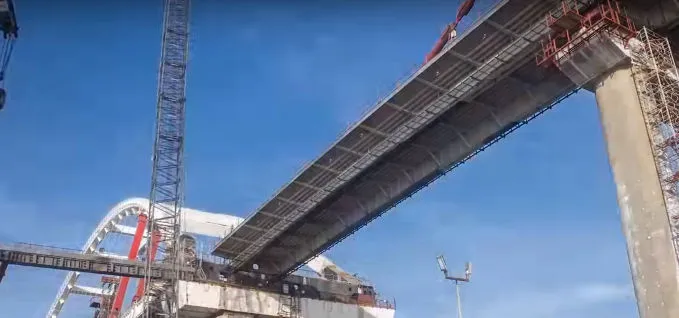 Арка и пролёты Керченского моста соединились