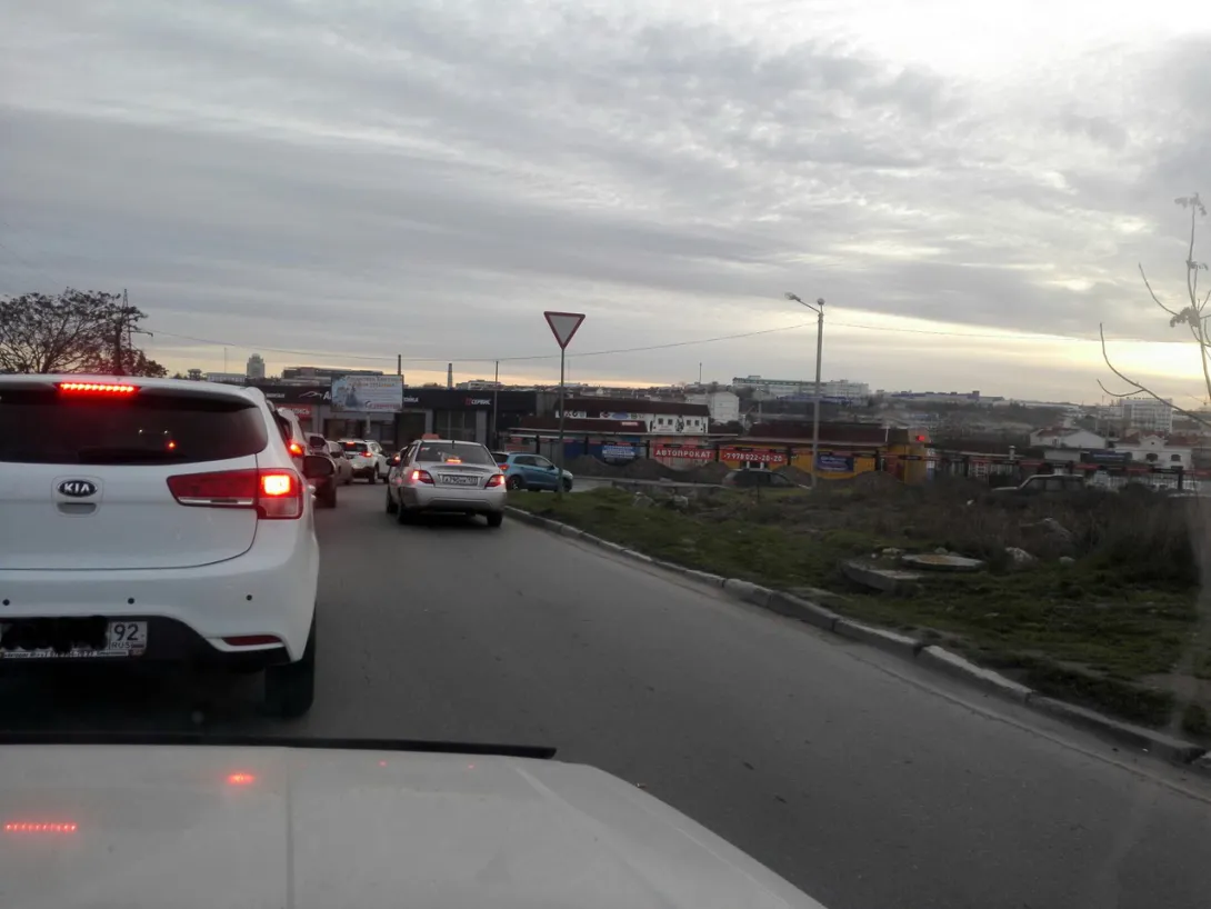 Светофор на проблемном перекрёстке в Севастополе снова "прообещали" чиновники