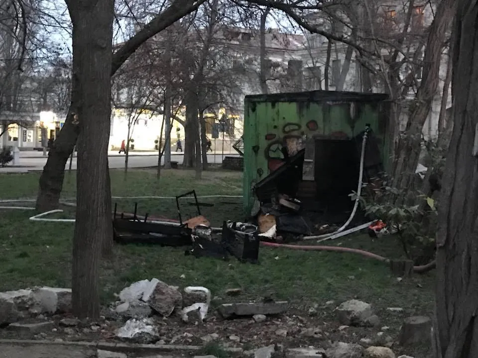 В центре Севастополя сгорел строительный вагончик