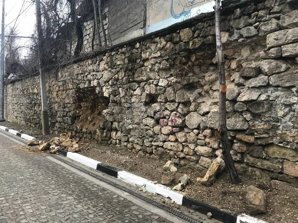 Как разрушается улица Василия Кучера в Севастополе