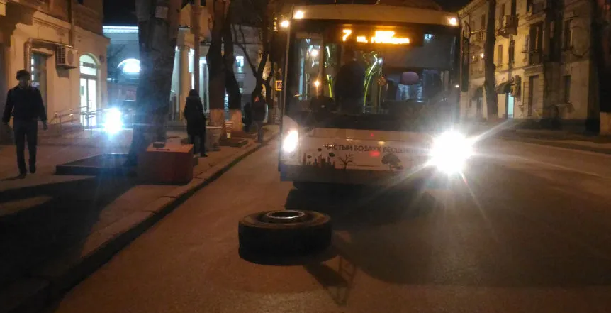 В Севастополе люди кричали: у троллейбуса оторвалось колесо