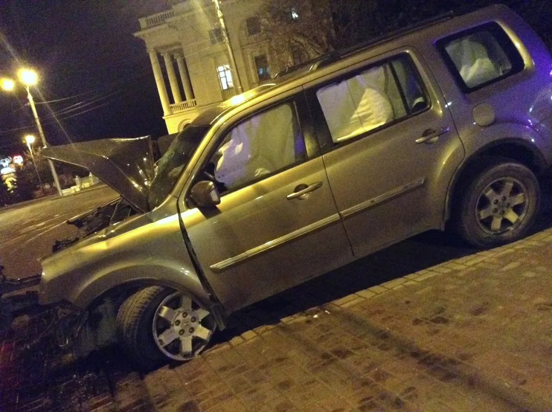 Водитель «под градусом» протаранил столб в центре Севастополя