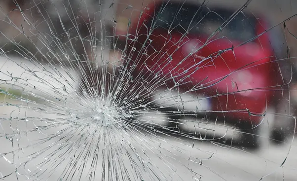 Пешеход в Севастополе головой разбил лобовое стекло троллейбуса