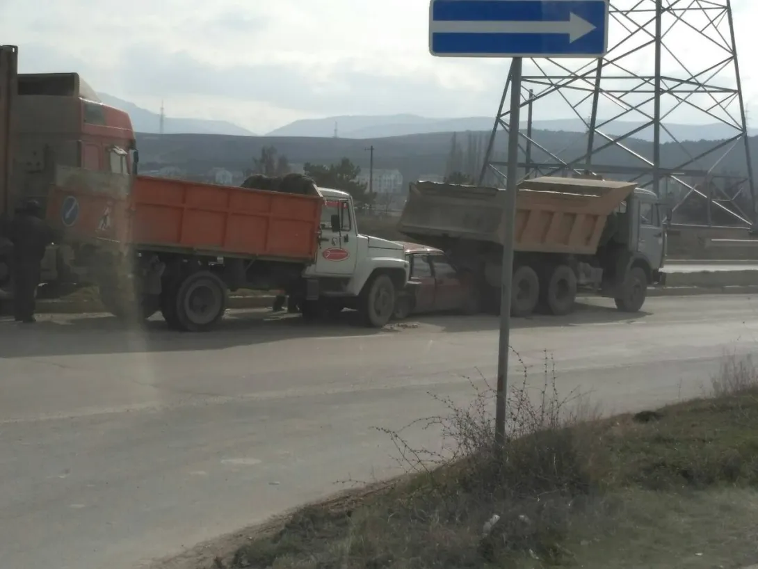 В Севастополе два грузовика раздавили «девятку»