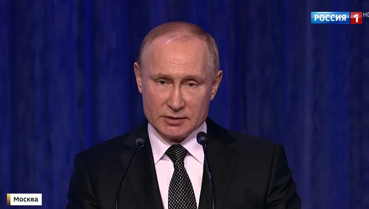 Путин поздравил защитников Отечества