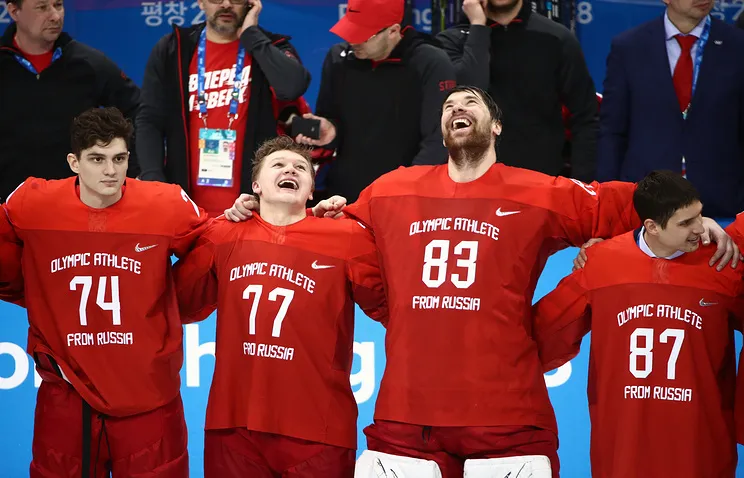 Российские хоккеисты спели гимн РФ во время награждения