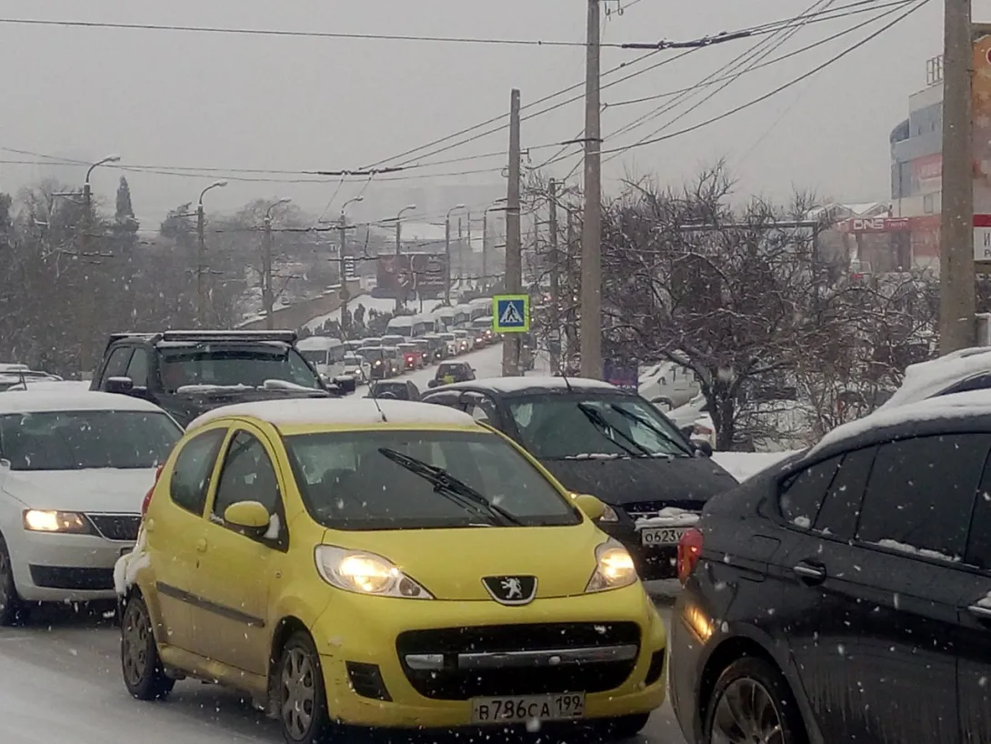 Из-за снега на дорогах в Севастополе транспортный коллапс