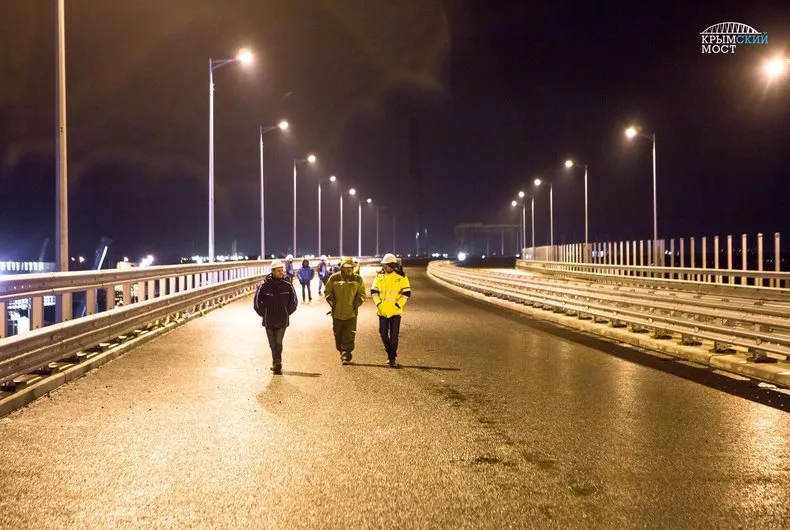 Крымский мост освещают «по–умному»