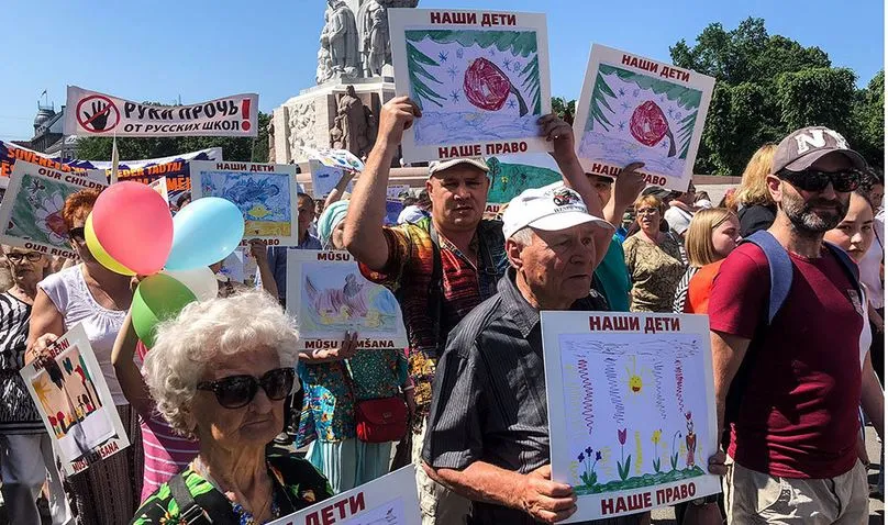 В Риге люди вышли на марш в защиту русских школ 