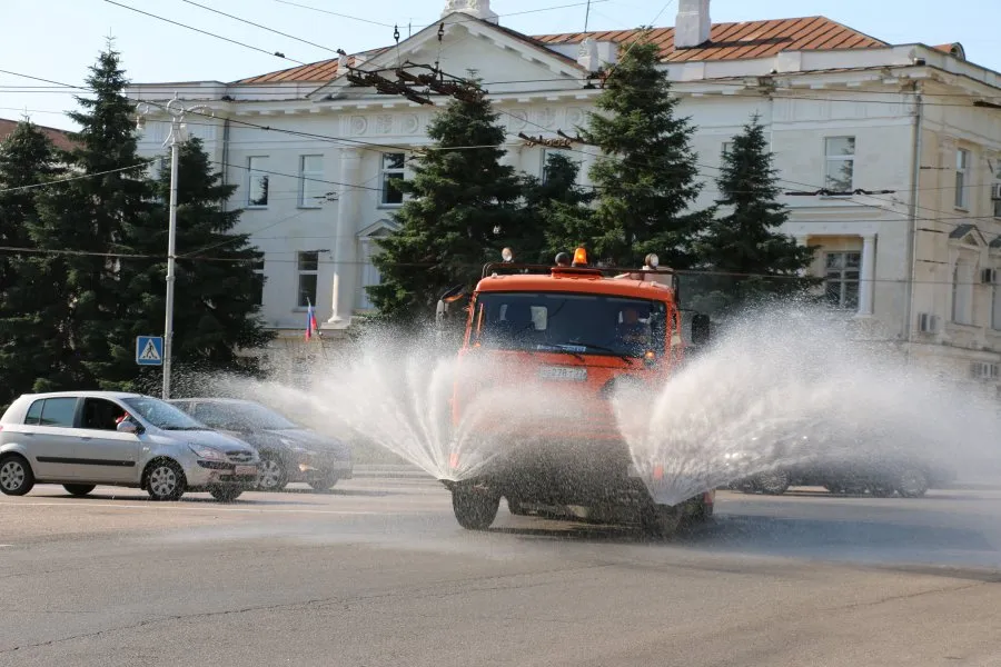 Четверть миллиона в день тратят в Севастополе на мойку дорог