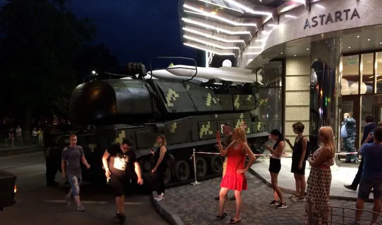 В Киеве ЗРК «Бук» врезался в бизнес-центр на репетиции парада
