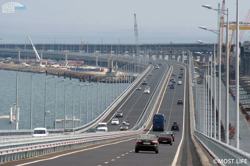Власти разрешили проезд грузовиков по Крымскому мосту
