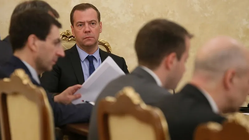 Медведев отметил Крым и Севастополь денежными премиями