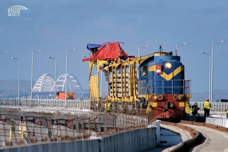 Железнодорожные пути проложили вплотную к Крымскому мосту