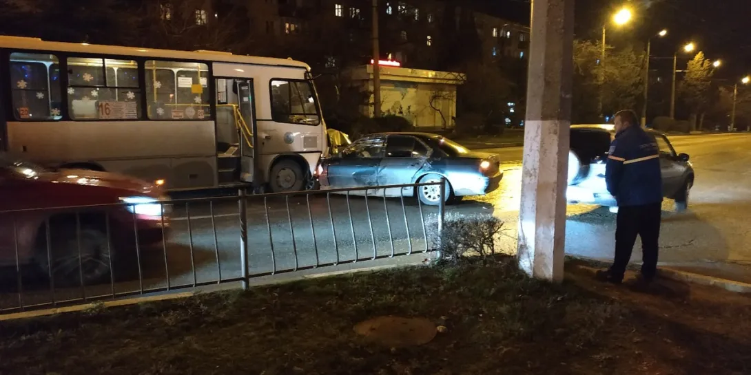 В Севастополе шальная BMW влетела в автобус на встречной полосе